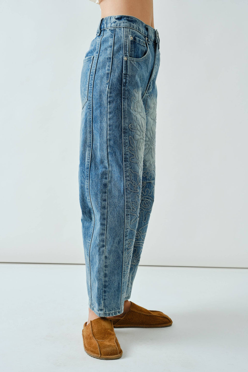 EMBROIDEREDBARREL PANTS